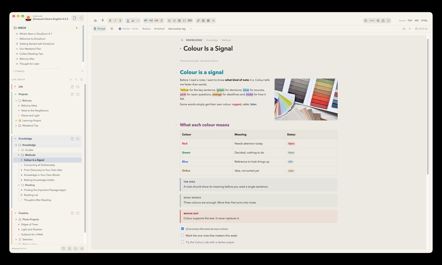 Note in ZimeZumi with highlights in six colours, coloured words, a table with status badges and three knowledge blocks, a photo of colour swatches on the right, the note tree with coloured life areas on the left.